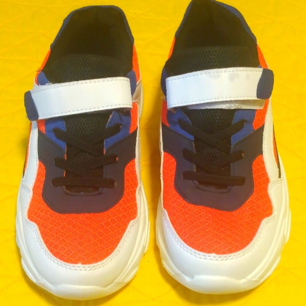 Sneakers size 4Y